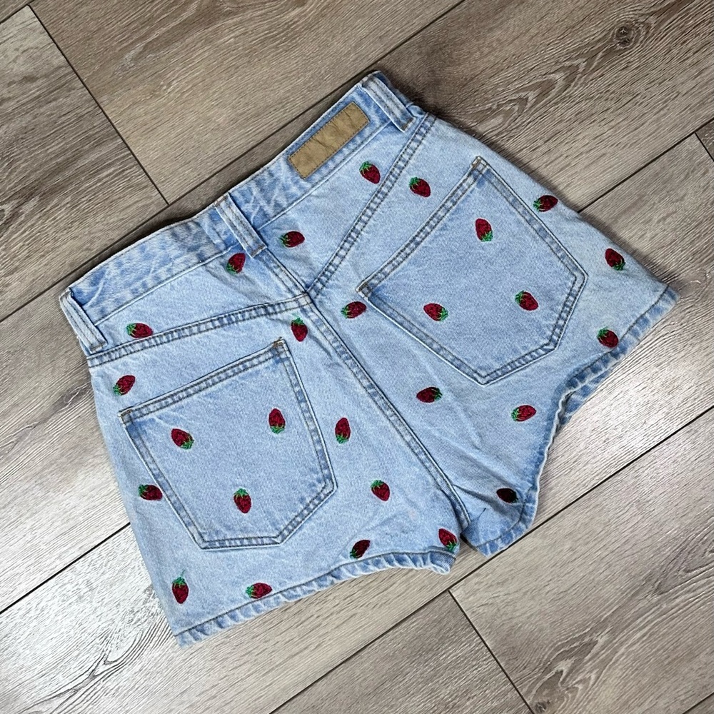 Cotton On High Rise Mom Shorts Strawberry Embroidery - Picture 12 of 14